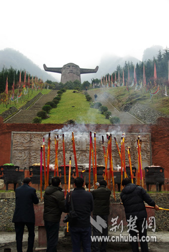 神农架神旅集团员工祭拜炎帝神农氏,迎接景区回归