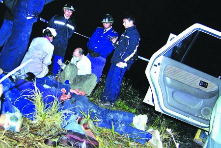 驾车劫匪中弹身亡,其他劫匪全部落网. 《信息时报》供图