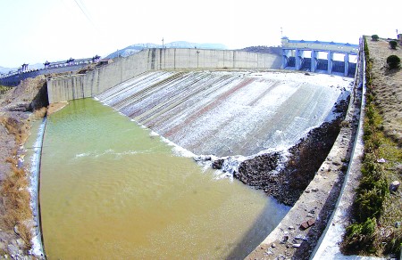 2008年3月,卧虎山水库开闸放水支援市区