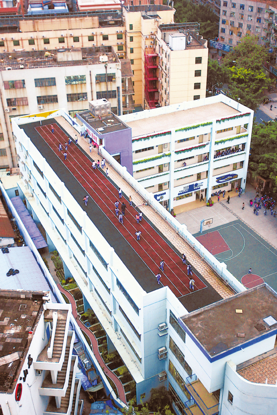 4层楼顶上的百米跑道深圳东湾小学因为学生活动空间紧张,将4层楼教学