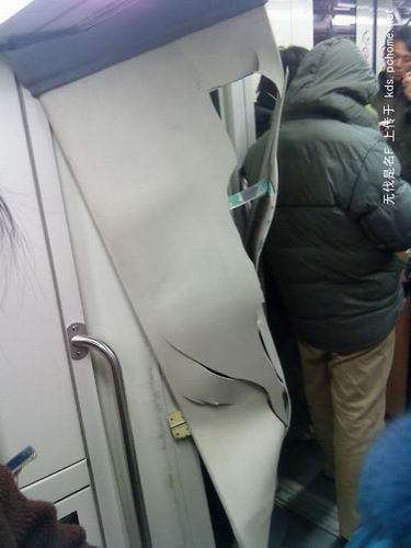 热线讯:根据上海电视台新闻综合频道报道,地铁一号线今晨发生撞车事故