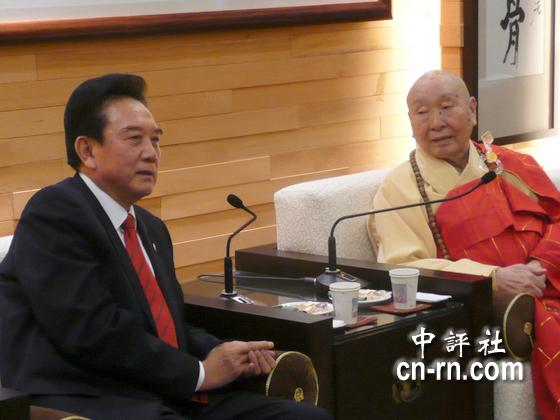 陈云林首次拜会中台禅寺,与惟觉大和尚对谈.(中评社 倪鸿祥摄)