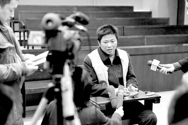 国内新闻 正文 记者:你也看到了康伟东郑琳父母等被害人家属在