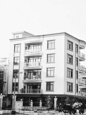 陈锡照在廉江市城南小区的5层别墅