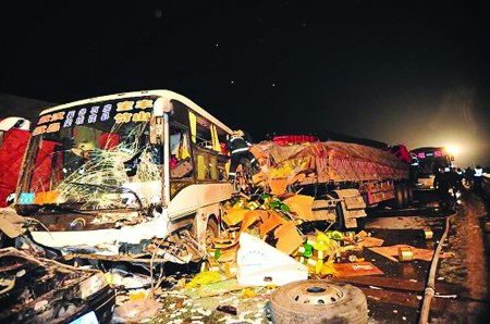 高速路面结冰12车连环相撞