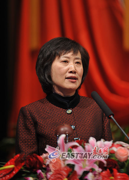 图片说明:赵英委员代表上海市妇女联合会发言