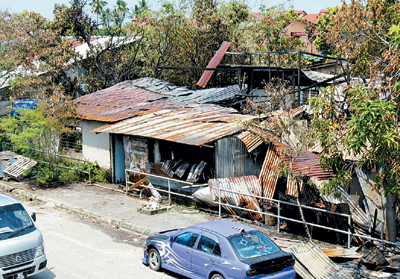 发生火灾无家过年 大马四户华裔住家被烧毁(图)