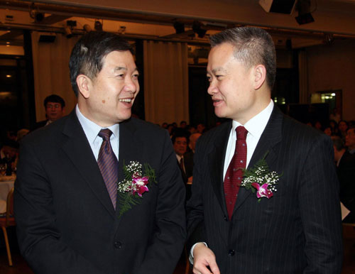 任启亮(左)和刘海星(右)在欢迎招待会上