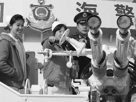 图为护士们来到海警37001舰