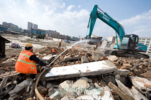 昆明拆迁工地私接自来水降尘 附近居民很心疼