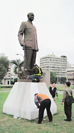 台中市一公园蒋介石铜像遭泼漆(图)