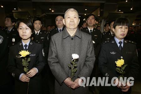 吴宝山烈士的女儿(左,袁时光烈士的父亲(中)崔大庆烈士的妻子(右)