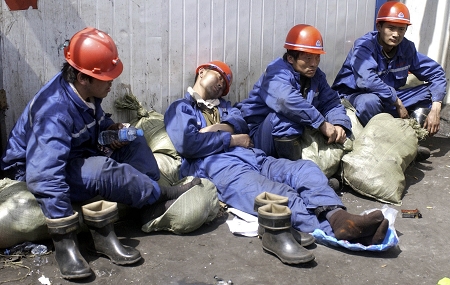 国内新闻 > 正文  王家岭煤矿千名救援人员全力搜救最后32名被困矿工