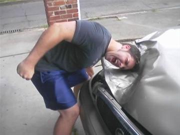 两口子逛街吵架怀孕妻子举伞就打逼急了他用铁头功撞凹车