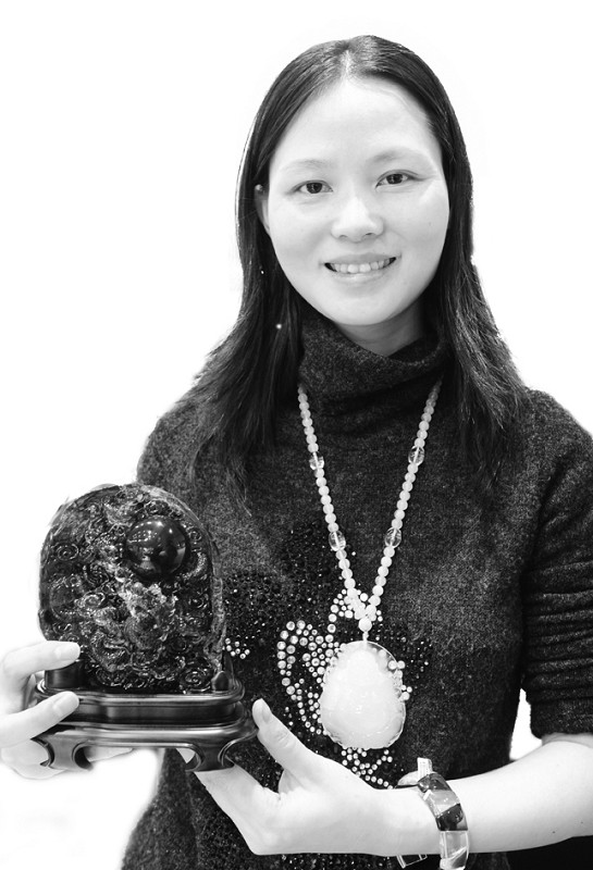 素食美女迷上琥珀收藏 既有益人体又有升值潜力