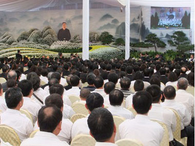 26日的告别式上,黑白两道人士共聚一堂向李照雄道别,场面盛大.