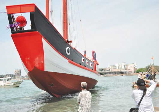 台湾台南市政府仿郑成功战船昨举行下水典礼(组图)