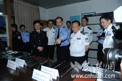 实施针对托运部的打砸,寻衅滋事,故意伤害等暴力犯罪行为;杨某,陈某