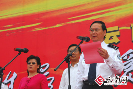 云南省公安厅党委副书记,副厅长罗石文在新闻发布会上讲话