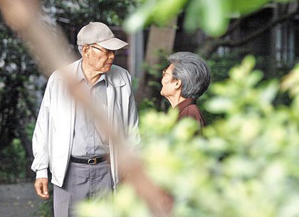 克服语言障碍 82岁老爷爷73岁老奶奶谱"黄昏恋"