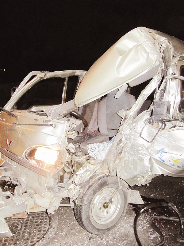 厦大白城附近:中巴与面包车相撞 一死一伤