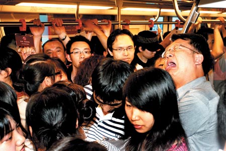 二号线地铁停电大行宫"趴窝"28分钟