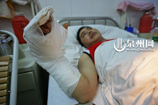 歹徒刀砍店主洗劫超市店主跪求勿伤害孩子