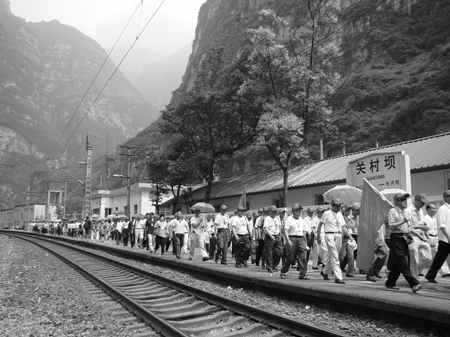 铁道兵老战友重走成昆铁路本报讯(文/图先云仲记者丁伟)7月2日,大渡河
