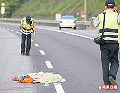 台湾昨天清晨,在某高速公路段一男子遭车祸,横尸路面头颅爆碎.