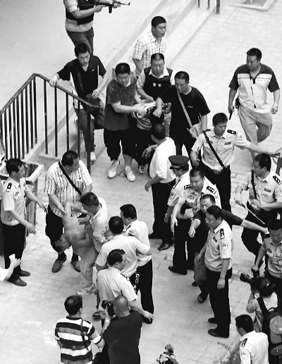 歹徒持仿真枪拒捕