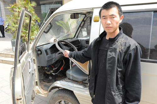 预判偷车贼逃跑路线 警方"守株待兔"