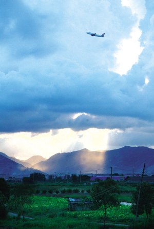 晴雨相间踏浪来