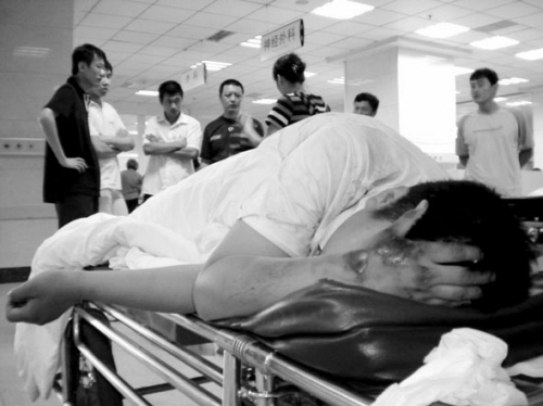 (辽aed067):"我正开车经过八纬路,就看见一个人从灵车上蹦下来了,现在