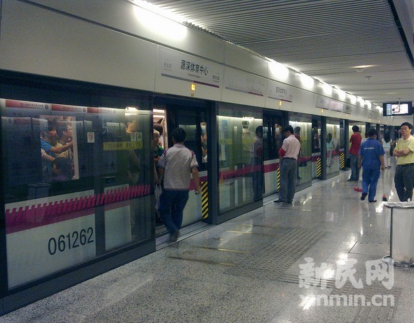 地铁"冲车门"成顽疾 本网记者分三路现场直击