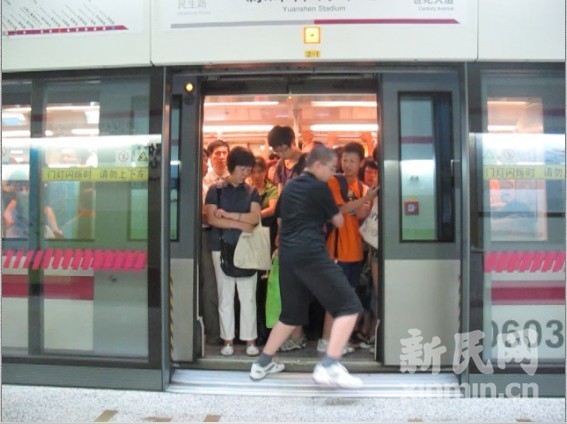 地铁1,2号线:乘客接力"冲门" 先上车者堵门等人