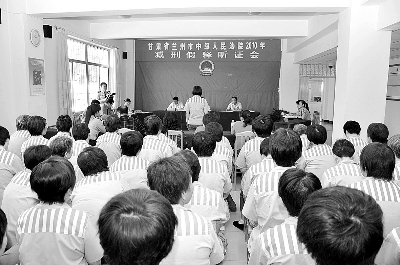 人员作证8月27日上午,兰州市中级人民法院假释听证会在省女子监狱开庭