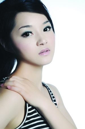 一见到张颜,那闪亮的大眼睛和标准的樱桃小嘴,以及举手投足的恬静优雅