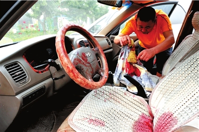 遇袭村主任的车内满是血迹,其朋友在整理血衣