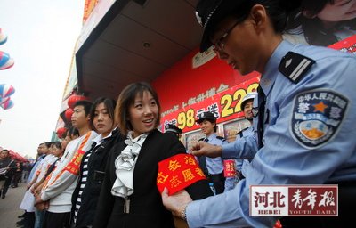 的200多位治安積極分子發放了紅袖標,組織群眾加入到治安巡邏的隊伍中