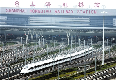 国产"和谐号"crh380a新一代高速动车组正快速驶离上海虹桥站.新华社发