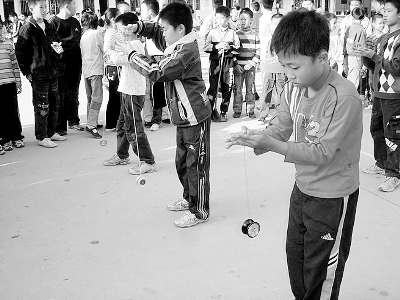 孩子痴迷悠悠球 家长担心荒学业