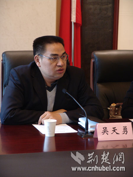 武汉市委宣传部改革发展办公室主任吴天勇介绍武汉仗商成果