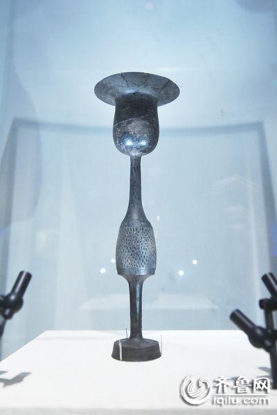 龙山文化的代表作蛋壳陶由于工艺精美一度被媒体誉为山东博物馆的"镇