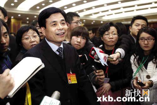 代表委员问政广州政府部门 万庆良巡场派名片