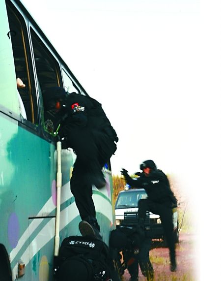 记者 邹飞 摄射击选拔散打擂台赛散打擂台赛《女子特警队》中的耿菊花