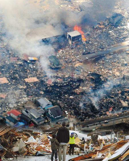 上图:3月12日航拍的在地震中受灾严重的日本宫城县气仙沼市街景