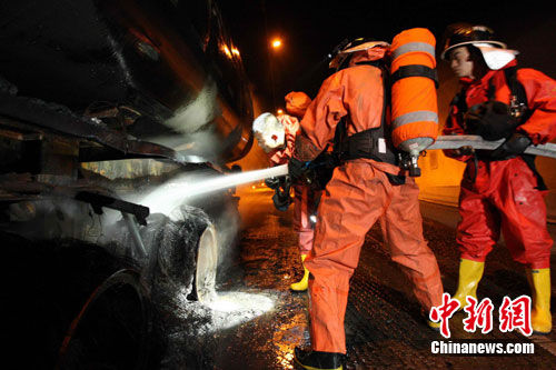 事故处理现场.中新网发 王申 摄