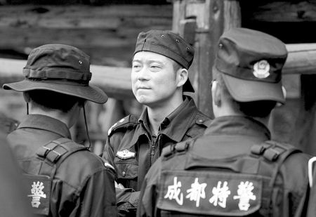 国内新闻 > 正文     宁峰和小朋友进行互动   成都特警将建立心理