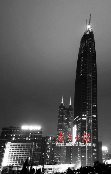 深圳第一高楼京基100大厦举行了混凝土墙体封顶