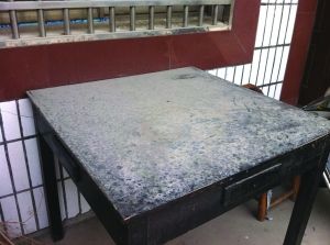 桌子两天不擦就积满灰尘沈顾佳 摄4月29日,快报以《市民反映两工厂